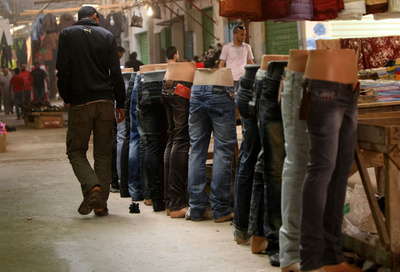 富裕層のコスプレ？ 偽物泥付きジーンズが物笑いの種に