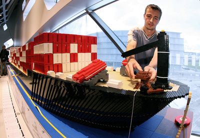 ギネスめざして「出航」、レゴで作った貨物船は全長7メートル