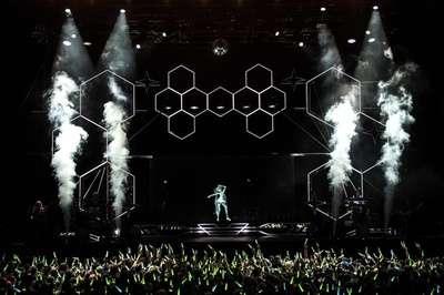 初音ミク、仏パリでコンサート 会場にはコスプレ姿のファン