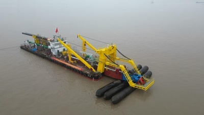 中国江蘇省で環境保護と使いやすさの特徴兼備する新開発のしゅんせつ船が進水