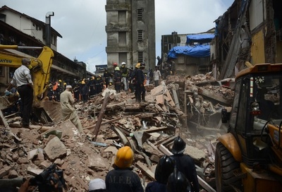 インドの建物倒壊事故、死者33人に 救助活動続く