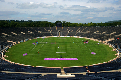 世界最大級のテニスコートでエキシビションマッチ、パイロット・ペン・テニス