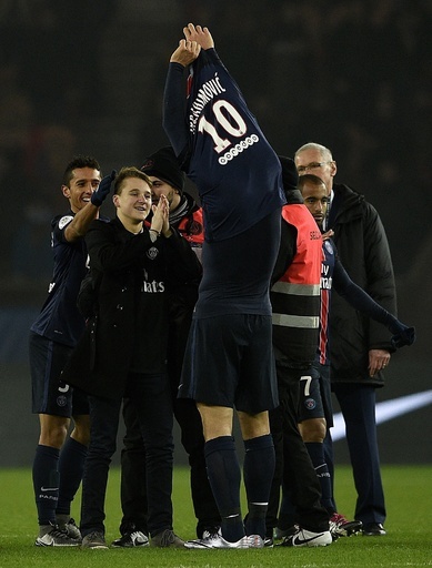 PSGの試合にファンが侵入、イブラがユニホームをプレゼント