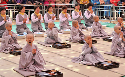 小さなお坊さんがずらり、ソウルで釈迦誕生の記念行事