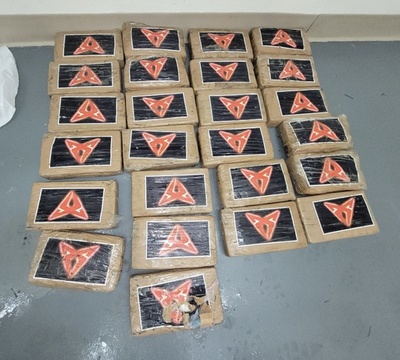 砂浜に1.4億円相当のコカイン ハリケーン上陸の米フロリダ