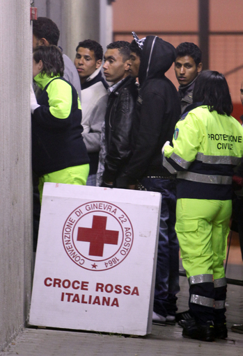 チュニジアからの不法移民、即時強制送還に抗議し暴徒化 イタリア
