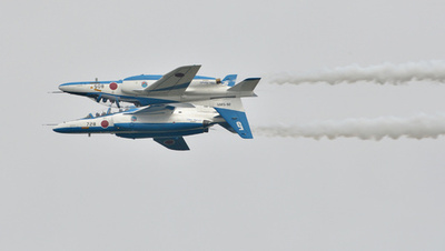 息ぴったり！ブルーインパルスの妙技、入間航空祭