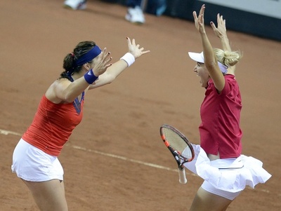 ロシアがダブルスを制し決勝進出、フェドカップ