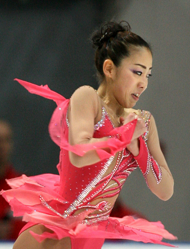 村主 女子シングルSPで首位、フィギュアGP第5戦