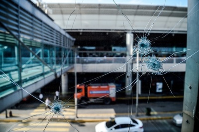 イスタンブールの空港攻撃、死者41人 負傷者239人に