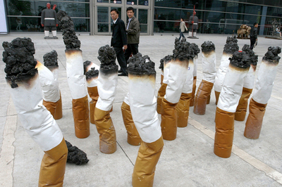 巨大タバコの投げ捨ては危険? 西安で現代アート・イベント
