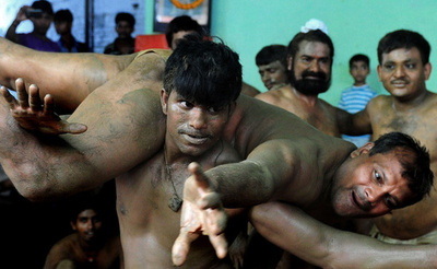 蛇神まつるヒンズー教の祭りで伝統の格闘技 インド