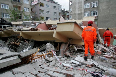 イスタンブールで6階建ての建物が崩落、少なくとも2人が生き埋め - トルコ