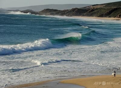 13歳少年、4時間泳いで海に流された家族救う 豪州