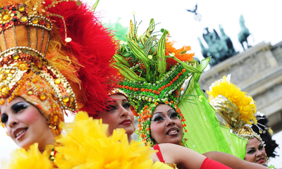 キューバ名門「トロピカーナ」ダンサー、独ブランデンブルク門前で情熱の舞