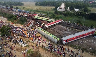 インド列車事故、死者288人以上に