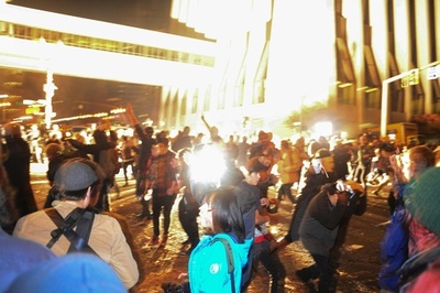 全米各地で「反トランプ」デモ、負傷者や逮捕者も