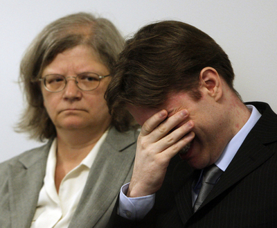 妻子射殺事件の英男性被告、殺害現場のビデオに涙