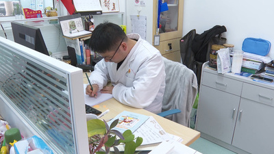 上海の「90後」医師が漫画を描く、科学絵本が人気に