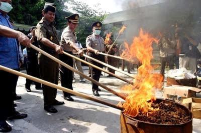 インドネシア警察、大麻を密輸しようとした日本人男を逮捕
