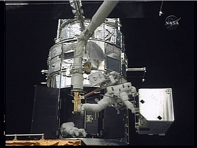 ハッブル宇宙望遠鏡修理、3回目の船外活動終了