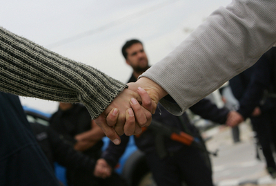 ガザ地区住民、人間の鎖でイスラエルによる封鎖に抗議