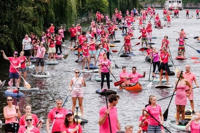 川をピンクに、乳がん啓発イベント ドイツ
