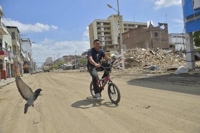 大地震の被災地、エクアドル西部ポルトビエホ