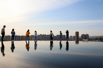 旅行客を魅了する「天空の鏡」 貴州・貴陽