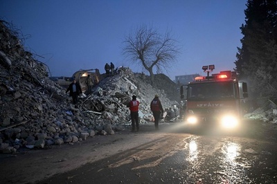トルコ赤新月社、被災者支援団体にテント販売で批判