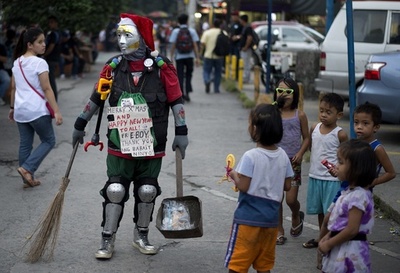 近寄りがたい…サンタロボ姿で道路清掃、フィリピン