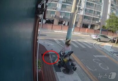 韓国「失われたマナー」、今度はベビーカー女性…カフェめがけ、飲み物入りカップ投げ捨て