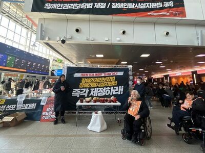 旧正月の都心に響く祈り…ソウル各地で労働者と遺族が営む「路上祭祀」