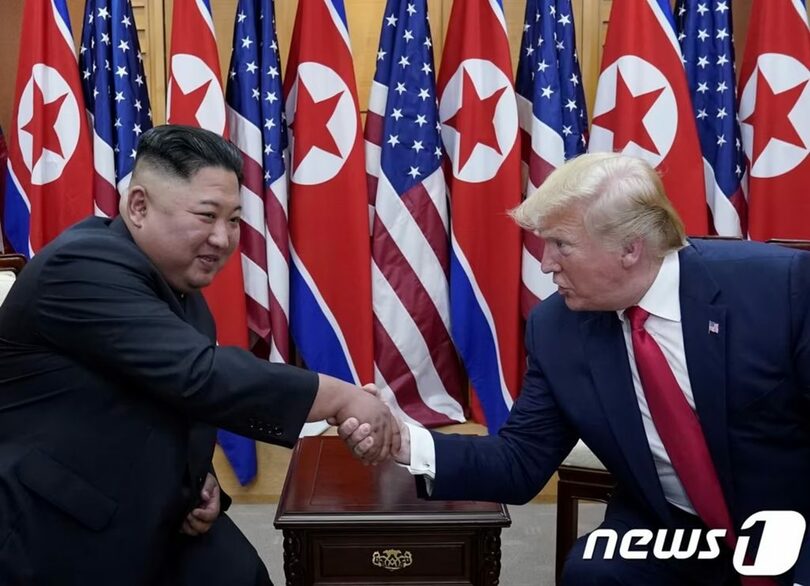 北朝鮮のキム・ジョンウン（金正恩）朝鮮労働党総書記と握手するトランプ米大統領(c)Reuters/news1