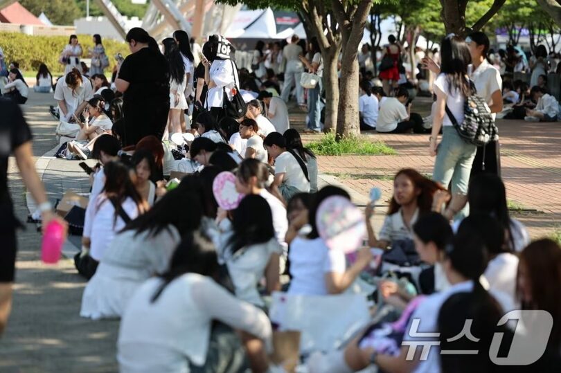 2025年8月10日午後、KSPOドームに「爆発物が設置された」との通報を受け、避難する市民(c)news1