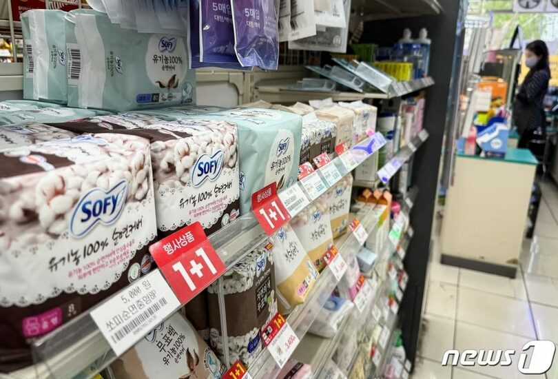 ソウル市内のコンビニエンスストアの売り場に陳列された生理用品(c)news1