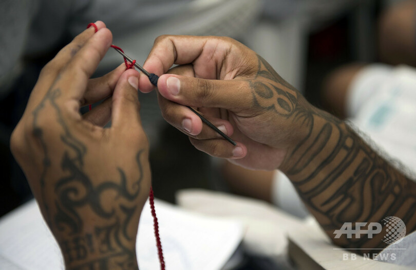 刑務所で編み物にパン作り、元ギャング社会復帰への道 エルサルバドル【再掲】