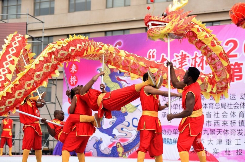 竜が踊り、獅子が舞う 江蘇・揚中で競演
