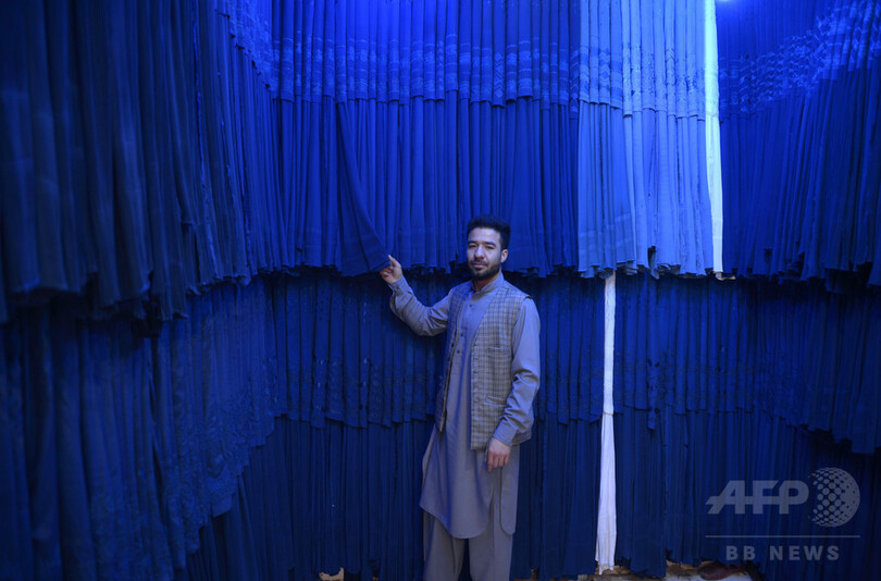 アフガニスタンに溢れる中国製ブルカ、伝統技術の継承には課題が山積