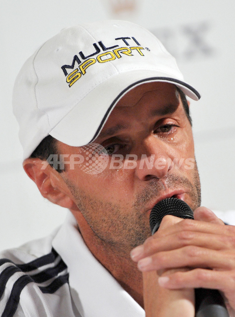 ジュスティーヌ・エナンが現役引退を表明