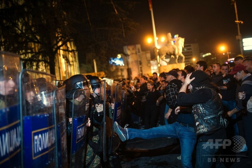 デモ隊が大統領府に放火 マケドニア、盗聴疑惑で抗議激化