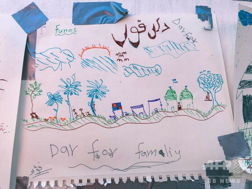 悪夢と思い出、地中海で救助された移民たちが絵にした人生