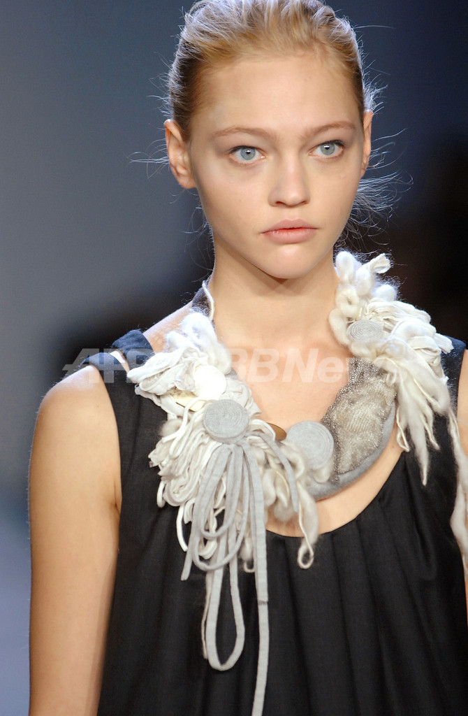 ＜07/08年秋冬ニューヨーク・コレクション＞サーシャ・ピヴォヴァロヴァ、ポーツ1961のショーに登場 - 米国