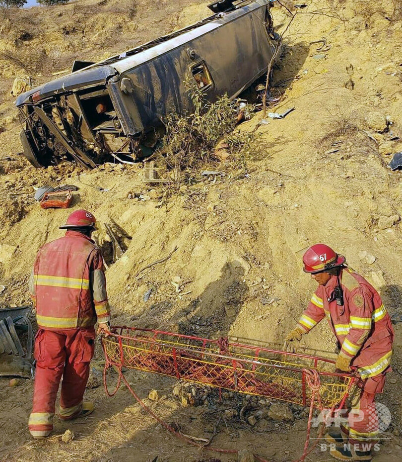 ペルーでサッカーファン乗せたバスが転落、8人死亡