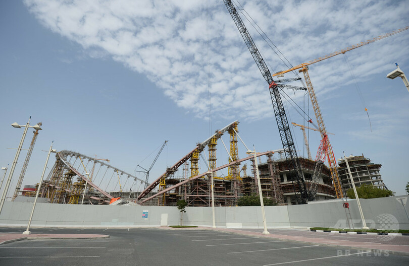 カタールW杯会場の建設現場で出稼ぎ労働者が死亡、組織委員会