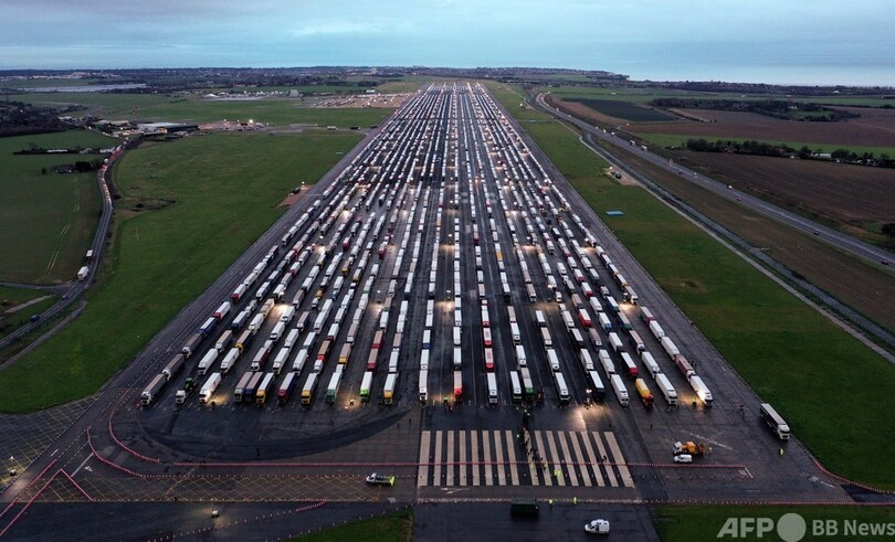 トラック数千台、Xマスも英で足止め フランスに激怒する運転手も