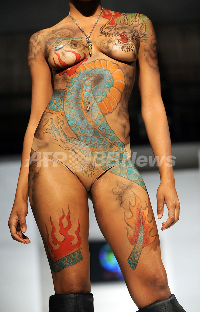 体にお化粧 LAでボディーペインティングのショー