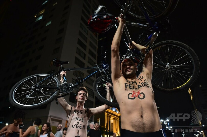 サンパウロに裸のサイクリスト集団、道路環境の改善訴え