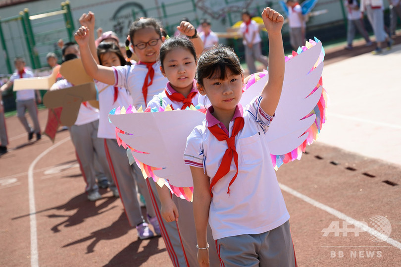 小学4年生が1メートルの羽を着けて登校 社会的距離をつかむため 山西省 写真11枚 国際ニュース Afpbb News