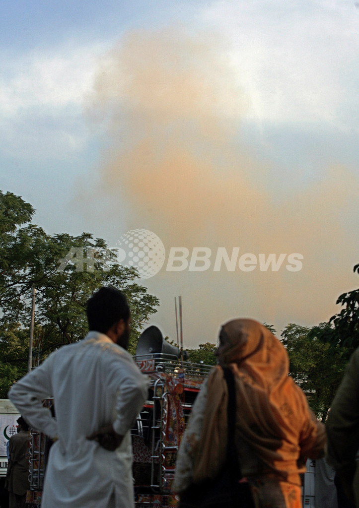 モスク立てこもり事件で2度の激しい爆発、軍は急襲を否定 写真3枚 国際ニュース：AFPBB News